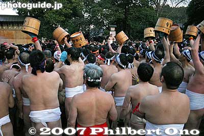 The men are shouting "Kami-o Kami-o" (another way of pronouncing the kanji for Kami-otoko). 神男
Keywords: aichi inazawa konomiya jinja shrine hadaka matsuri festival naked loincloth men man