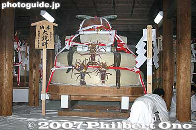 Giant kagami mochi, rice cake in the Haiden Hall. Over 2 meters tall and over 2 meters diameter. Weighs 4 tons. They are to be cut into small pieces (with a chain saw) and given away the next morning.
Keywords: aichi inazawa konomiya jinja shrine hadaka matsuri festival mochi rice cake