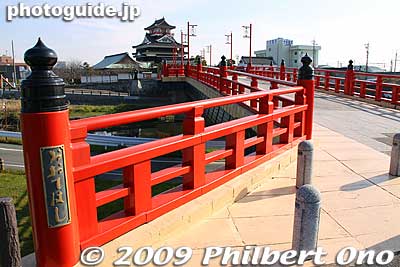 From the castle park, you can see this red Otebashi Bridge leading to the rebuilt Kiyosu Castle.
Keywords: aichi kiyosu castle 