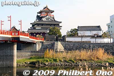 From the shinkansen bullet train and Tokaido Line train, you can see the castle. The four-story ferro-concrete castle tower houses a local history museum.
Keywords: aichi kiyosu castle 