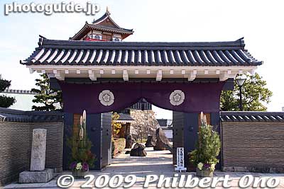 Gate to Kiyosu Castle. It was during New Year's so the kadomatsu pine decorations flank the entrance.
Keywords: aichi kiyosu castle 