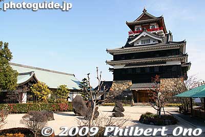 Kiyosu Castle tower and rock garden. 300 yen admission for the castle tower. Open 9 am to 4:30 pm. Closed Mon. (open if a national holiday).
Keywords: aichi kiyosu castle japancastle