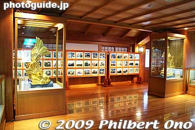 The 3rd floor shows more feudal-era artifacts and a model of the golden shachi roof ornaments which Kiyosu Castle was famous for. The original shachi are now preserved at Sofukuji temple in Gifu.
Keywords: aichi kiyosu castle 