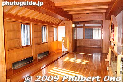 The other side of the 2nd floor shows rock-dropping slits in the floor.
Keywords: aichi kiyosu castle 
