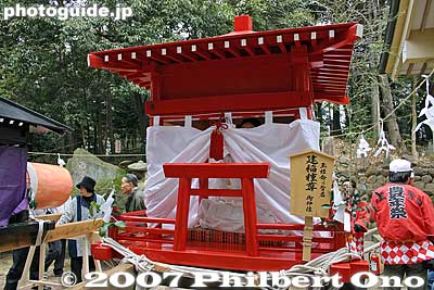 Portable shrine for Takeinadane-no-Mikoto who was a local prince married to Tamahime which Tagata Shrine worships.
Keywords: aichi komaki kumano jinja shrine penis festival fertility honen matsuri