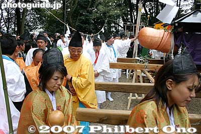 The short prayer ceremony ends.
Keywords: aichi komaki kumano jinja shrine penis festival fertility honen matsuri shinto prayer