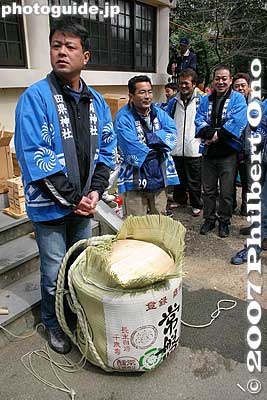Sake
Keywords: aichi komaki kumano jinja shrine penis festival fertility honen matsuri shinto sake barrel