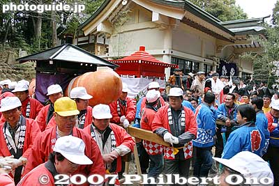 The procession is ready to start from Kumano Shrine.
Keywords: aichi komaki kumano jinja shrine penis festival fertility honen matsuri shinto