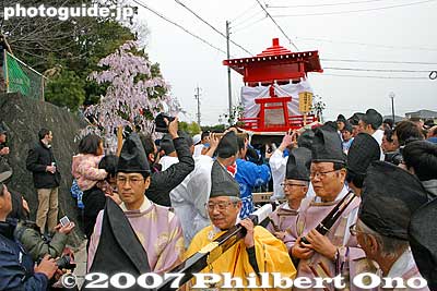 The first mikoshi is for Takeinadane-no-Mikoto coming to visit his wife of Tamahime at Tagata Shrine, where Tamahime's residence was located.
Keywords: aichi komaki kumano jinja shrine penis festival fertility honen matsuri shinto