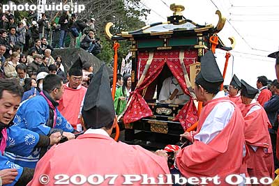 Toshi-gami deity of harvests is pulled on a palanquin instead of being carried.
Keywords: aichi komaki jinja shrine penis festival fertility honen matsuri shinto
