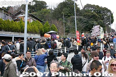 Where the penis goes, the crowd follows.
Keywords: aichi komaki jinja shrine penis festival fertility honen matsuri shinto
