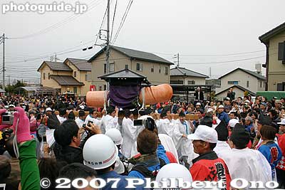 They spin around the phallus.
Keywords: aichi komaki jinja shrine penis festival fertility honen matsuri shinto