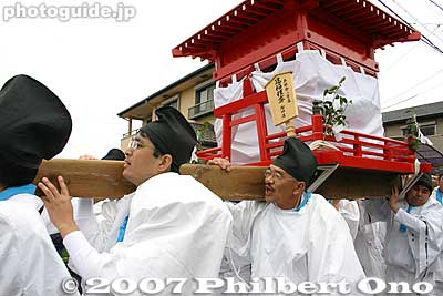 Portable shrine for Takeinadane-no-Mikoto
Keywords: aichi komaki tagata jinja shrine penis festival fertility honen matsuri shinto