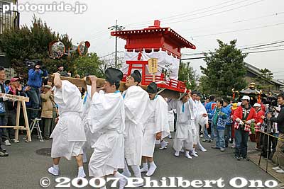 The route is short, but it's a slow procession with many short breaks. The procession lasts 1.5 hours.
Keywords: aichi komaki tagata jinja shrine penis festival fertility honen matsuri shinto