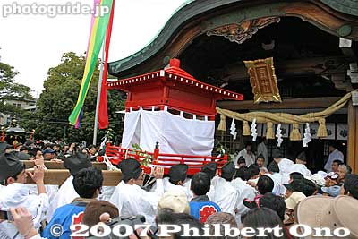 Portable shrine for Takeinadane-no-Mikoto
Keywords: aichi komaki tagata jinja shrine penis festival fertility honen matsuri shinto