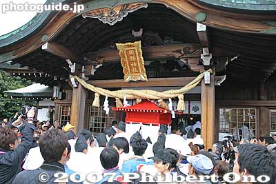 Portable shrine for Takeinadane-no-Mikoto enters the Honden main hall.
Keywords: aichi komaki tagata jinja shrine penis festival fertility honen matsuri shinto