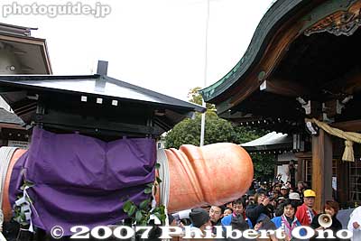 Now comes the giant phallus heading for the shrine's main hall.
Keywords: aichi komaki tagata jinja shrine penis festival fertility honen matsuri shinto