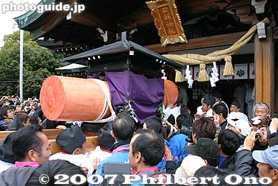 Also see the [url=http://www.youtube.com/watch?v=N3cgmYrIWhU]video at YouTube[/url].
Keywords: aichi komaki tagata jinja shrine penis festival fertility honen matsuri shinto