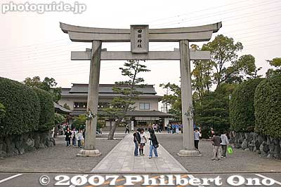 Tagata Shrine torii and entrance 田縣神社
Keywords: aichi komaki tagata jinja shrine shinto