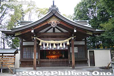 Oku-no-miya Shrine. Look carefully and you can see what's inside. 奥宮
