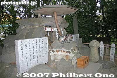 Place to rub the sacred balls. 珍宝窟
Keywords: aichi komaki tagata jinja shrine penis fertility shinto stone sculpture