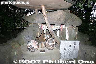 Rub the two balls.
Keywords: aichi komaki tagata jinja shrine penis fertility shinto stone sculpture