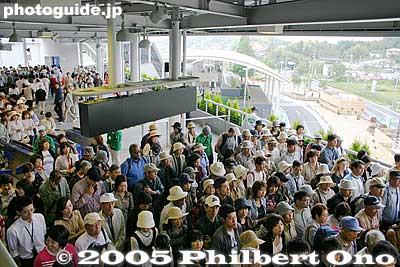 9:22 am: Que to board the Linimo tram
Keywords: Aichi Nagakute Expo 2005 crowds