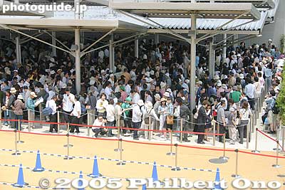 Long line at the Hitachi Group Pavilion.
Keywords: Aichi Nagakute Expo 2005 crowds
