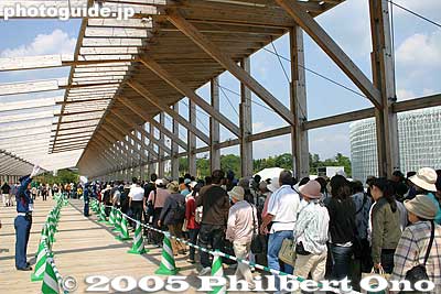 Line to receive reservation tickets to enter Toyota Pavilion
Keywords: Aichi Nagakute Expo 2005 crowds