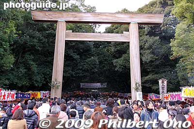 The East torii gate of Atsuta Jingu Shrine, made of wood. Atsuta Jingu worships Atsuta-no-Ookami or Amaterasu-Omikami, the Sun Goddess represented by Kusanagi-no-tsurugi, the sacred sword.
Keywords: aichi nagoya atsuta jingu shrine shinto new year&#039;s day oshogatsu hatsumode matsuri01