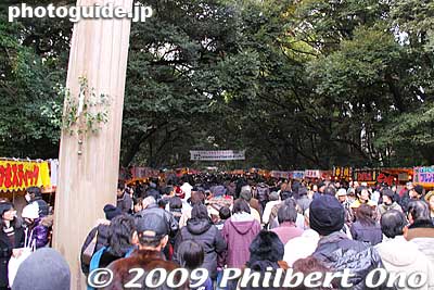 This is where the crowd begins on New Year's Day. The shrine also worships four other deities: Susanoo-no-mikoto, Yamato-Takeru-no-Mikoto, and Takeinadane-no-Mikoto and Miyasuhime-no-Mikoto, the parents of the Owari natives (Nagoya area).
Keywords: aichi nagoya atsuta jingu shrine shinto new year's day oshogatsu hatsumode 