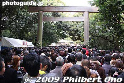Approaching the final torii.
Keywords: aichi nagoya atsuta jingu shrine shinto new year's day oshogatsu hatsumode 