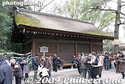 Built in 1686 by Shogun Tsunayoshi, this is Nishi-gakusho, one of the few shrine buildings remaining from before the Meiji Period. Dances and other ceremonies are held here. 西楽所
Keywords: aichi nagoya atsuta jingu shrine shinto new year's day oshogatsu hatsumode 