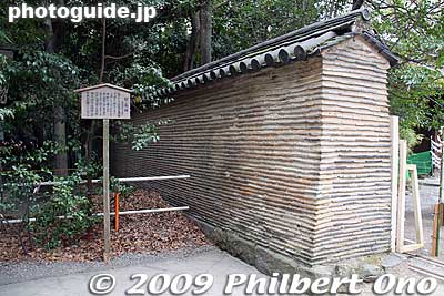 Remnant of the Nobunaga-bei, a roofed mud wall donated to the shrine in 1560 by Oda Nobunaga in gratitude for his victory at the Battle of Okehazama.
Keywords: aichi nagoya atsuta jingu shrine shinto new year's day oshogatsu hatsumode 