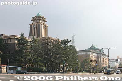 Near the station is Nagoya City Hall (Shiyakusho) which also sports a castle motif.
Keywords: aichi prefecture nagoya castle japanbuilding