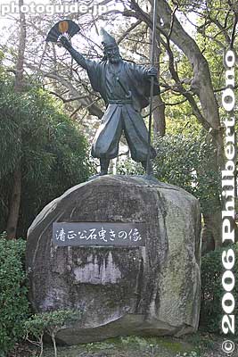 Kiyomasa depicted as the rock hauling director. When building the castle, many men had to push and pull large rocks into place. On top of a large boulder, a man would shout and direct the men to move.
Keywords: aichi prefecture nagoya castle japansculpture