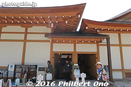 Side entrance to the reconstructed palace. We can enter and tour the completed portion of the palace here. Have to take off your shoes. Photography is permitted, but flash is prohibited.
Keywords: aichi nagoya castle