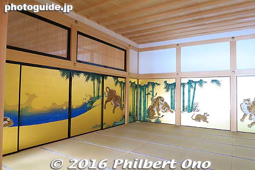 The first section we see is the Genkan entrance hall consisting of two rooms next to the Kuruma Yose VIP entrance. This is the Ninoma room. 二之間
Keywords: aichi nagoya castle
