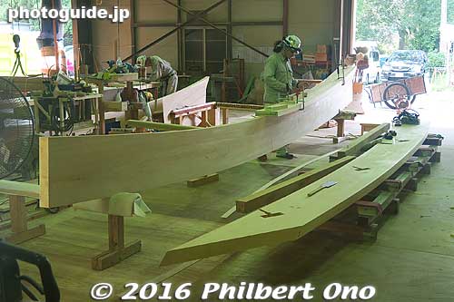 Inside the woodshop, curved wooden beams for the palace.
Keywords: aichi nagoya castle