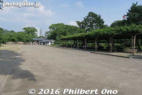 Way back to East Entrance with a wisteria trellis on the right.
Keywords: aichi nagoya castle