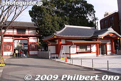 West side of Osu Kannon Temple. The space on the right is where you can have your car blessed (for a fee) by the temple priest for traffic safety.
Keywords: aichi nagoya osu kannon temple 