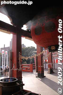 Porch of the Hondo main hall.
Keywords: aichi nagoya osu kannon temple 
