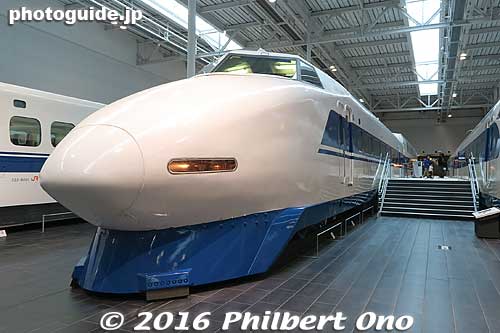 100 Series Shinkansen (2nd generation). I call this the "Slit-eye" model.
Keywords: aichi nagoya train railway railroad museum shinkansen japandesign