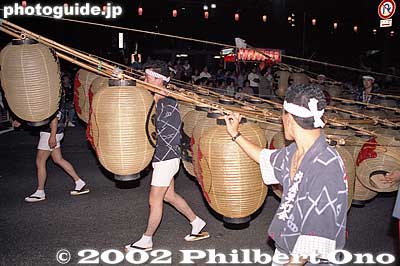 A kanto is carried into the street to the sound of flutes and taiko drums.
Keywords: akita kanto matsuri festival lantern