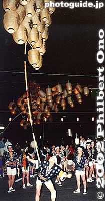 Notice the kanto in the background caught in the power lines.
The kanto performance has also been introduced overseas. The first overseas performance was held in San Diego, California in 1976 as part of America's bicentennial celebration. Since then, kanto performances have been well-received in Australia, Hawaii, China, Italy, Germany, France, Brazil, and England.
Keywords: akita kanto matsuri festival lantern