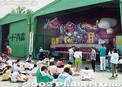 Many children come and sit in front of the Nebuta to sketch it.
Keywords: aomori nebuta matsuri festival float lantern