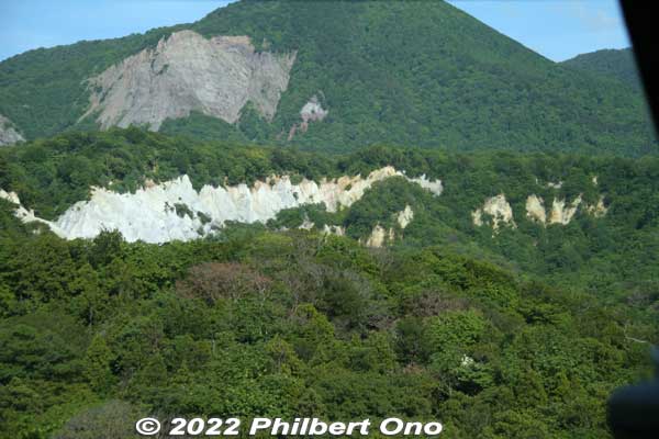 From the road going to/from Juniko Lakes, part of Nihon Canyon with white cliffs can be seen. It was formed by erosion and collapsed mountainsides. 日本キャニオン
Keywords: aomori fukaura