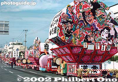 There are three types of floats: the large fan-shaped Neputa, Nebuta-type figures, and the children's small Neputa.
I got to Hirosaki early enough before the parade to see the floats lined up at the starting point. Hirosaki is a 30-min. train ride from Aomori, and best known for Hirosaki Castle during cherry blossom season.
Keywords: aomori hirosaki neputa matsuri8 festival lantern