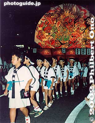 The floats were jerked left and right and spun around.
At 7:00 p.m., the taiko drum-beating started and the floats left the starting point one by one. The beat of the taiko drums was the same as that in the Nebuta Matsuri. A few men stood on the top of the large Neputa and collapsed the hinged, top portion to clear overhead power lines. The floats were jerked left and right and spun around.
Keywords: aomori hirosaki neputa matsuri8 festival lantern japanchild