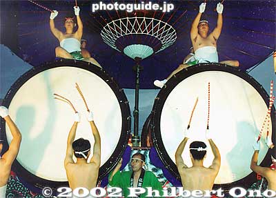 The beat was the same as at the Nebuta Festival.
There were also many giant taiko drums with female taiko drummers. 
Keywords: aomori hirosaki neputa matsuri festival lantern